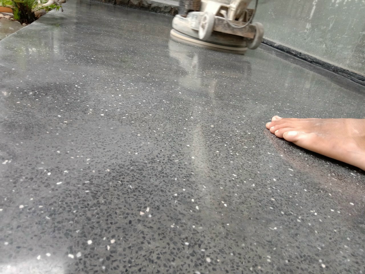 Đánh bóng sàn đá khô là đánh bóng mặt sàn không dùng nước