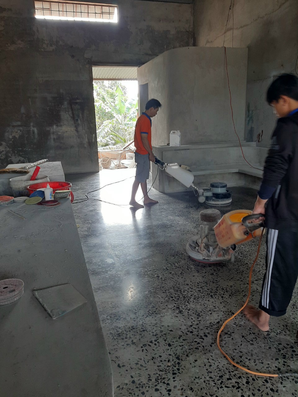 Lý do bạn nên đến Phúc Khang Trang Care đánh bóng sàn đá khô là gì?