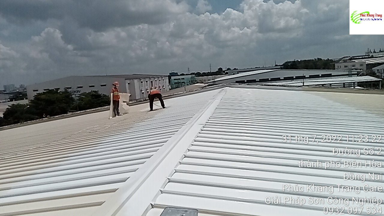 Phúc Khang Trang Care đang sơn phủ lớp sơn chống nóng lên mái nhà